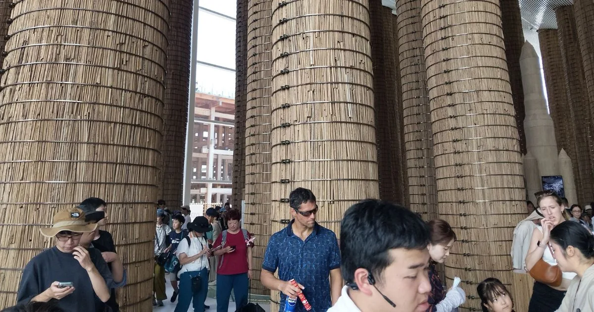大阪・関西万博2025 UAEパビリオンの持続可能な建築デザイン。木材を活かした涼しい空間で快適に過ごせる。