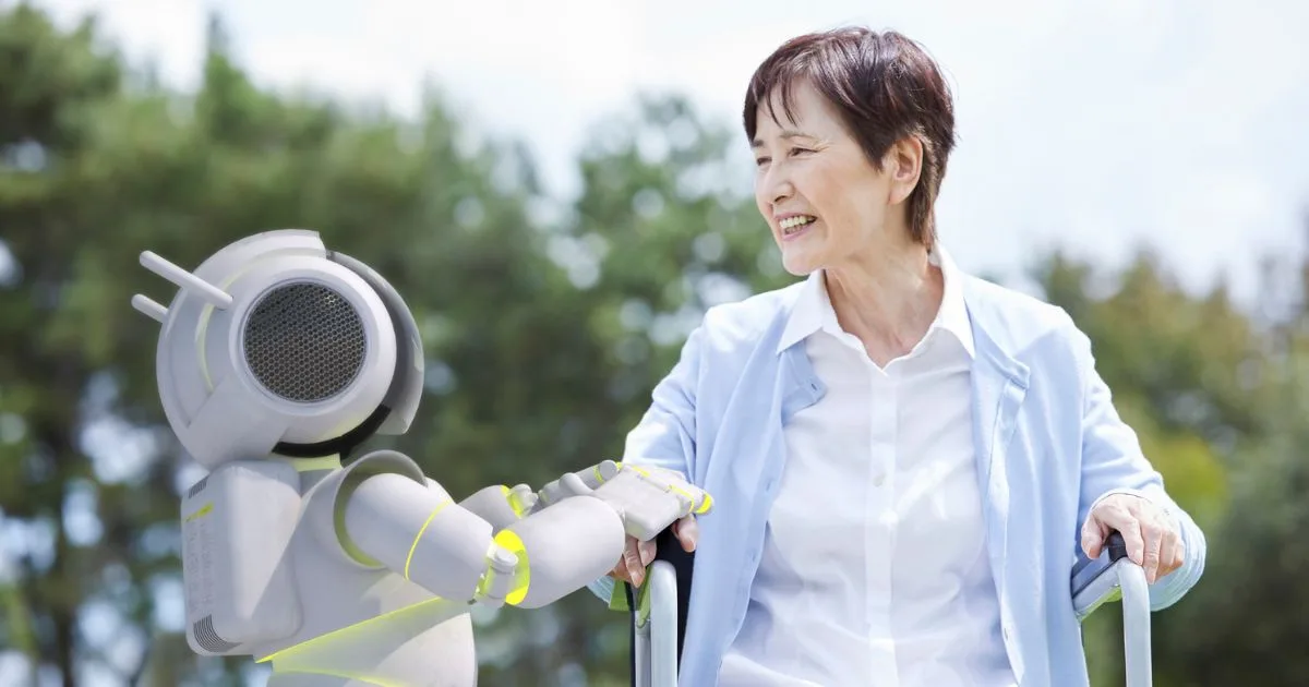 人型ロボットと高齢者支援:介護×AIのリアル 人型ロボットが高齢者と握手して支援する様子|介護×AIの活用事例|日本の現場